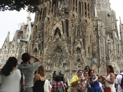 Grupos de turistas frente a la Sagrada Familia en Barcelona.