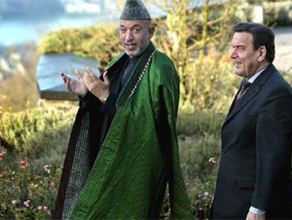 El presidente afgano, Hamid Karzai (izquierda), y el canciller alemán, Gerhard Schröder, ayer en Bonn.