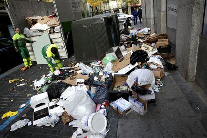 Servicios mínimos limpian la calle San Andrés esquina Carranza, 13 de noviembre 2013.