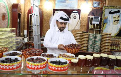 Un comerciante vende dátiles y miel en una tienda de Doha, la capital de Qatar