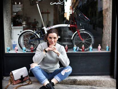 Raquel Sánchez Silva delante de su tienda de bicicletas preferida de la capital.