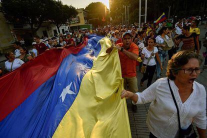 Ciudadanos venezolanos participan en una protesta en contra del Gobierno de Nicolás Maduro en la ciudad colombiana de Cúcuta, en la frontera con Venezuela, el pasado 12 de febrero. 