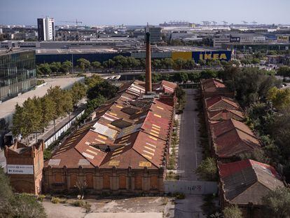 Visión de la antigua fábrica Godó i Trias, junto a la Gran Via de L'Hospitalet de Llobregat.