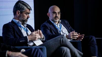 Carlos Núñez, a la derecha, durante la mesa redonda organizada la Asociación de Medios de Información este jueves en su asamblea anual en Madrid.
