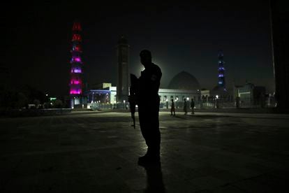 Un policía afgano ante la mezquita azul de Mazar-i-Sharif.