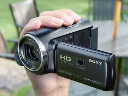 Modelos como el de Sony incorporan correas laterales que permiten agarrar la cámara con comodidad a la hora de grabar.