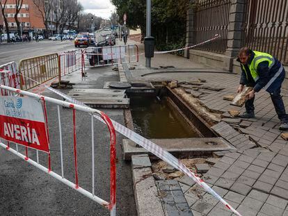 La rotura de una tubería de Canal de Isabel II a la altura de la ronda de Toledo sobre las dos de la tarde ha dejado sin agua a los hogares de distintos barrios del centro de Madrid, como La Latina, Acacias o Lavapiés, el pasado 27 de enero de 2023.