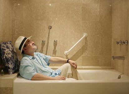 Salman Rushdie, en el cuarto de baño del hotel donde se aloja estos días en Cartagena de Indias.