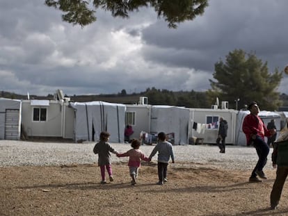 Unos niños sirios juegan al fútbol en el campo de refugiados de Ritsona, en Grecia, el 21 de enero de 2021.