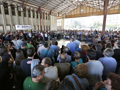 Simpatizantes de Podemos en una asamblea en Valencia, en junio.