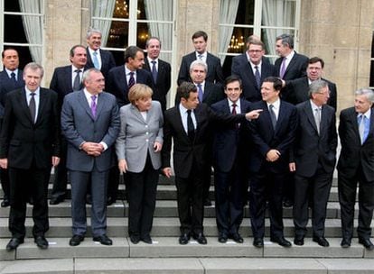Foto de familia de los jefes de Gobierno de los presidentes de la zona euro reunidos hoy en París
