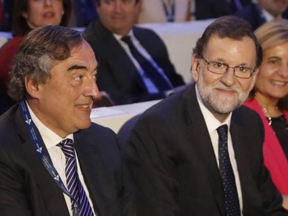 El presidente de CEOE, Juan Rosell, junto al presidente del Gobierno, Mariano Rajoy, y la ministra de Empleo y Seguridad Social, Fátima Báñez.