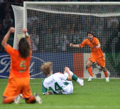 La Pulga y Puyol celebran un gol del argentino al Werder Bremen. EFE
