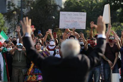 López Obrador saluda a simpatizantes a su llegada al memorial a Benito Juárez en Washington.