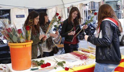 Preparativos en una parada de flores en la Rambla de Catalunya.
