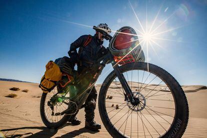 Bicicleta 1120 cruzando el desierto de Gobi.