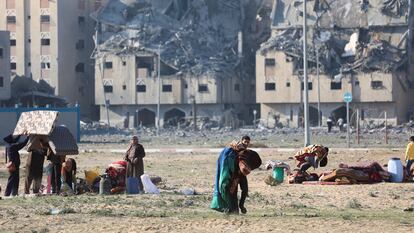 Varios palestinos llevan algunas de sus pertenencias al sur de la Franja de Gaza.
