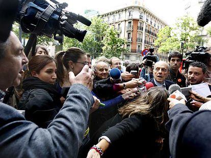 Los periodistas <i>acorralan</i> a Fraga a su llegada a la sede del PP. A la izquierda, con la mano alzada, el hombre que le pidió que dimitiera.