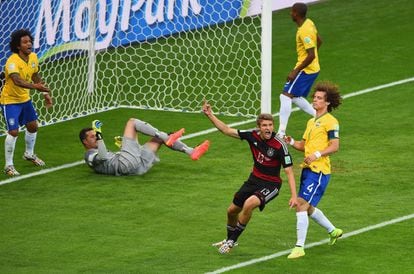 El alemán Thomas Müller celebra su gol en la portería del portero brasileño Julio César.