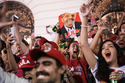 Seguidores de Lula celebran su victoria en Río de Janeiro, este domingo.