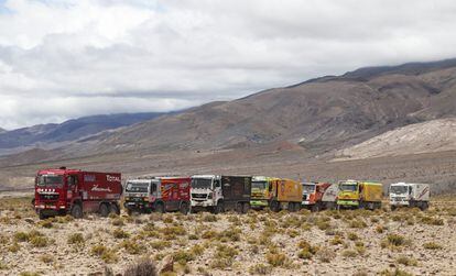 Vista de varios camiones participantes en la carrera esperando su turno de salida en la localidad argentina de Las Cuevas, donde comenzaba la séptima etapa del Dakar 2014.