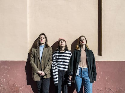 De izquierda a derecha, María Talaverano, Paola Rivero y Alicia Ros, la banda Cariño.