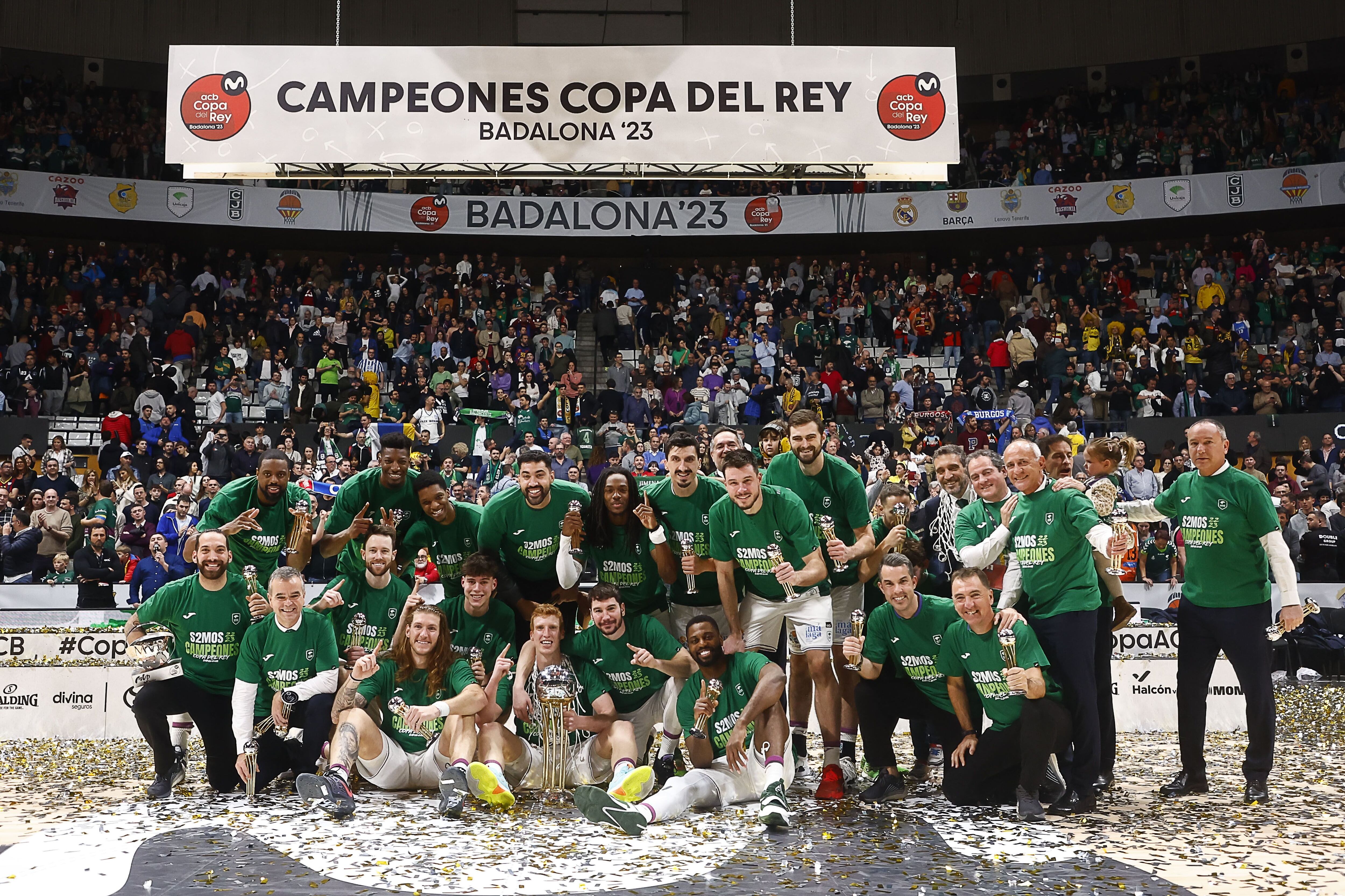 La plantilla de Unicaja con el trofeo de campeones de la Copa del Rey en 2023.