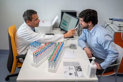 Un médico hace un test para detectar trastornos del olfato en el hospital Ramón y Cajal de Madrid.