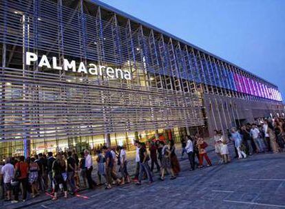 Colas para asistir al concierto de Leonard Cohen en el Palma Arena el pasado martes.