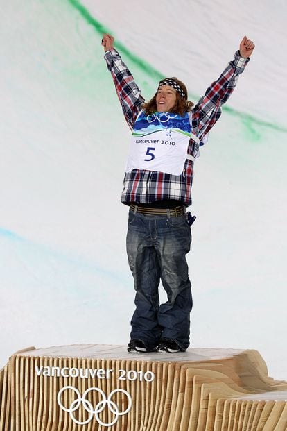 Cuando en los Juegos de invierno de 2010 , el nortemaericano Shaun White decició competir (y ganar) en snowboard vestido con vaqueros y una camisa de franela, muchos se llevaron las manos a la cabeza. Lo que no sabían es que no eran exactamente unas prendas tan 'banales'. Diseñadas por Burton, una firma especializada en snowboard, eran realmente prendas técnicas, de Gore - Tex. "White hizo una foto de sus vaqueros favoritos y a partir de impresion digital fuimos probando, nos llevó 18 meses", contaba entonces el director creativo de la firma. El éxito fue tal que decidieron comercializar el uniforme, a 250 dólares cada pieza "aunque muchos no sabían que se trataba realmente de un uniforme de snow".

 

 