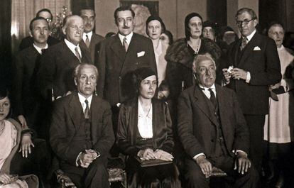 Victoria Kent, sentada en el centro, en una reunión política en Madrid en 1932.