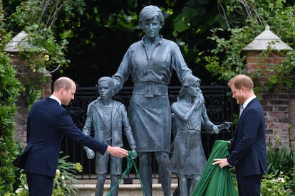 Guillermo y Enrique desvelan una estatua de su madre, la princesa Diana, en el que habría sido su 60º cumpleaños, en el palacio de Kensington, en Londres.