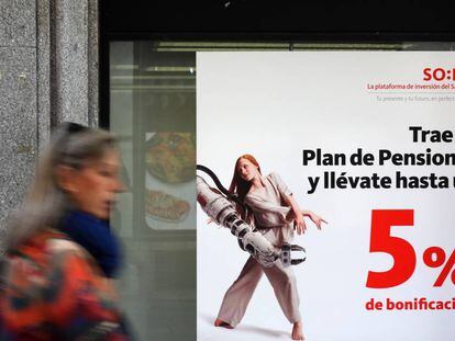 Publicidad de planes de pensiones en una sucursal del Banco Santander en Madrid.
