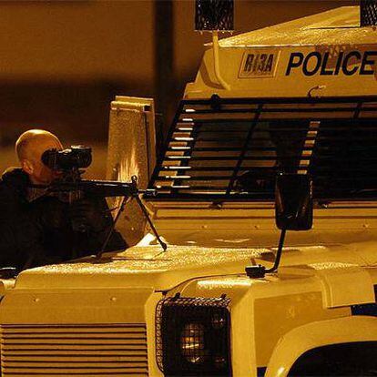 Un agente apunta con su rifle desde Craigavon (Irlanda del Norte) donde la pasada noche ha muerto a tiros un policía