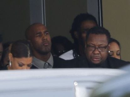 El cantante Bobby Brown abandona el funeral por su hija Bobbi Kristina. 