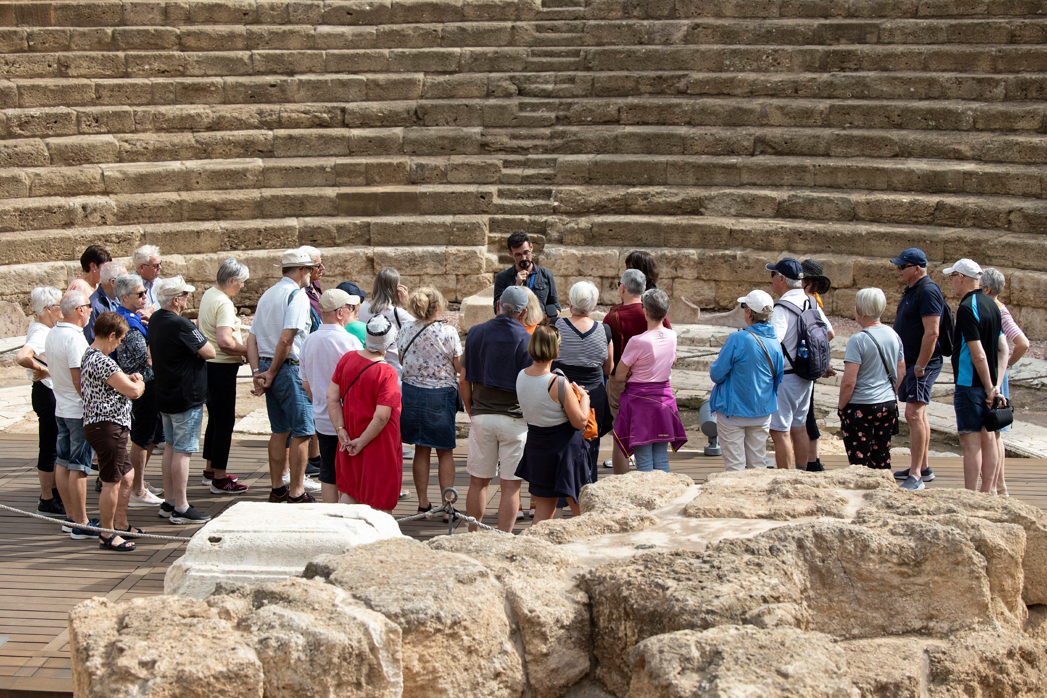 Un grupo de turistas visita el teatro romano en Málaga, el 25 de octubre.