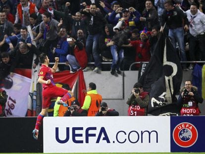 Raul Rusescu celebra el gol.