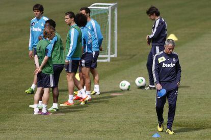 Mourinho y los jugadores del Real Madrid, durante el entrenamiento en Valdebebas.