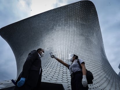 Museo Soumaya abre sus puertas con medidas de distanciamiento social antes de entrar te toma la temperatura y por un tapete sanitizante. En las salas de exhibición se debe usar cubreboca y mantener la distancia de dos metros entre los asistentes; por el momento no hay visitas guiadas

Desde el 12 de agosto se reabrieron los cines y museos de la Ciudad de México, los cuales tomaron las medidas sanitarias recomendadas por la Secretaría de Salud como uso de cubrebocas y careta de los trabajadores, sanitización de las instalaciones, toma de temperatura de los asistentes y limpieza constate de las áreas comunes, 