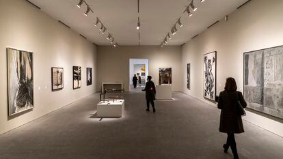 Una de las nuevas salas del Reina Sofía, en concreto la zona dedicada a la abstracción, con obras de Mark Rothko, Antoni Tàpies, Fernando Zóbel, Eusebio Sempere o Martín Chirino.