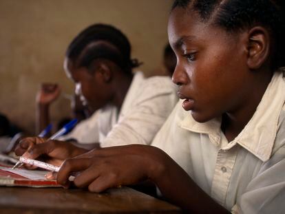Estudiantes en una escuela primaria en Shinyanga (Tanzania), en junio de 2021