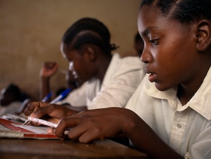 Estudiantes en una escuela primaria en Shinyanga (Tanzania), en junio de 2021