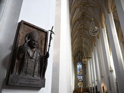 Relieve del papa emérito Benedicto XVI, en una iglesia de Múnich (Alemania).