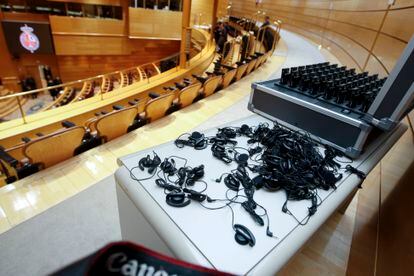Los auriculares que utilizan los senadores para escuchar las traducciones, en una imagen de 2011.