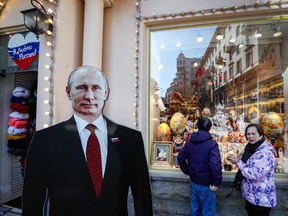 Una silueta de Putin, parte de la campaña de las elecciones rusas, ante una tienda en Moscú.