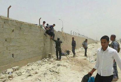 Varios estudiantes escapan de la Universidad de Al Anbar con la ayuda de la polic&iacute;a. / EFE