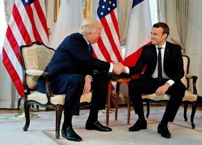 El presidente de EE UU, Donald Trump, saluda hoy al presidente franc&eacute;s, Emmanuel Macron, antes de una comida de trabajo en Bruselas.