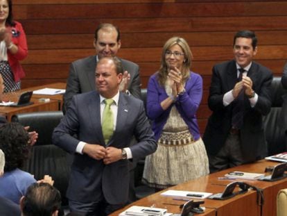 El popular José Antonio Monago es aplaudido por su grupo tras ser elegido presidente de la Junta de Extremadura