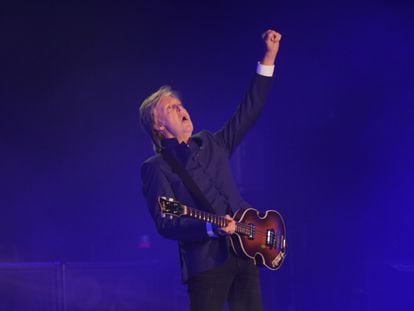 Paul McCartney  se presenta en el festival Glastonbury  en 2022.