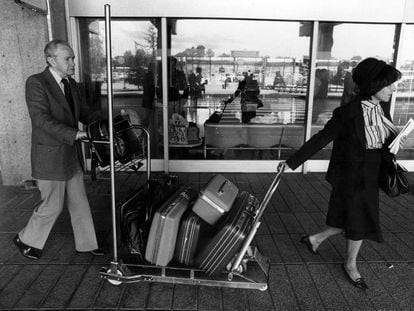 El escritor mexicano Juan Rulfo a su llegada al aeropuerto de Madrid Barajas en 1985. 